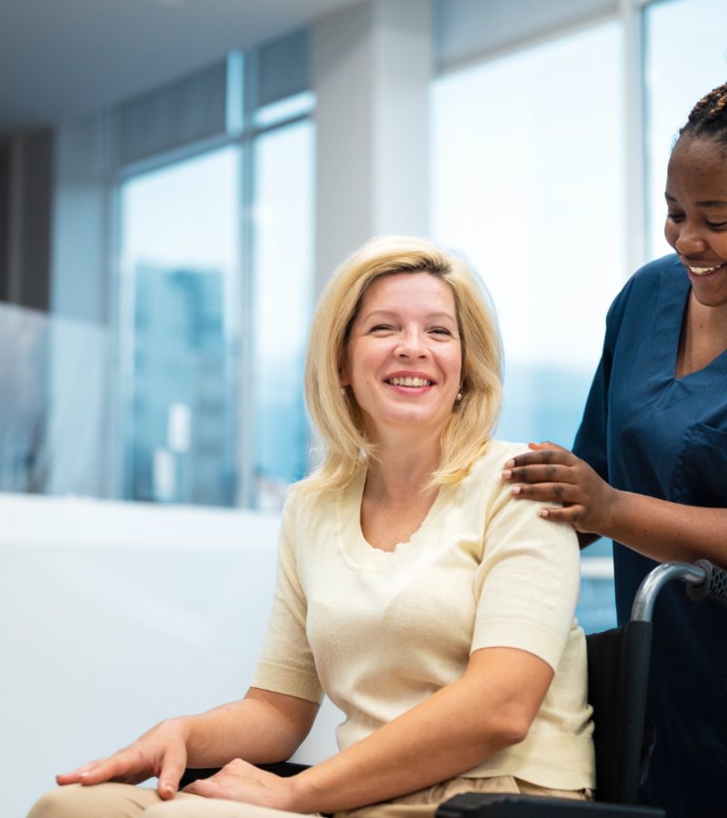 side-view-smiley-nurse-patient